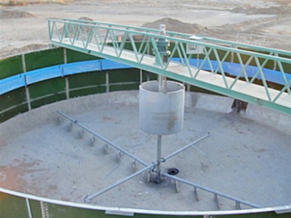 中心转动刮吸泥机